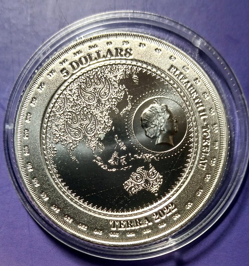 Terra 2022 silver coin obverse, portrait inset, 5 Dollars